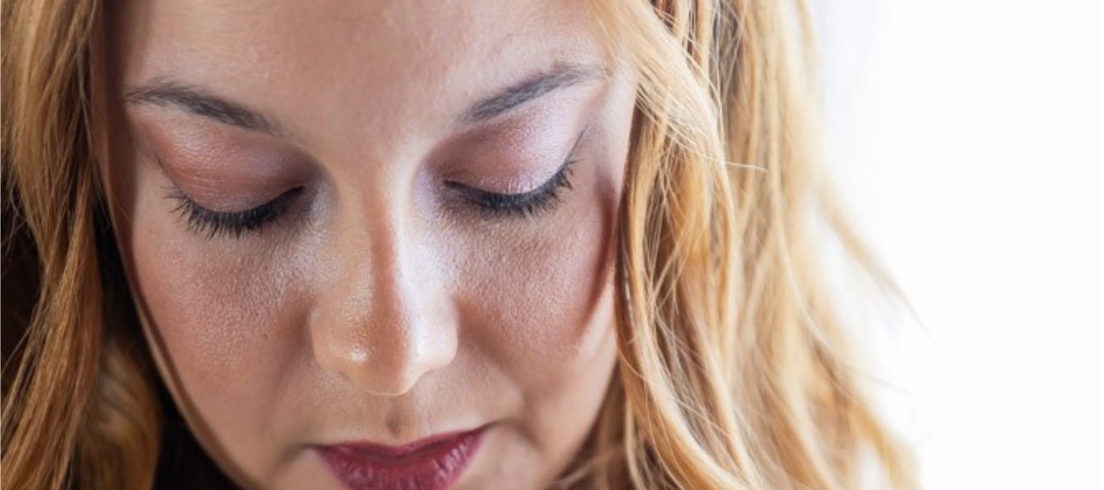 Retrato íntimo de boudoir con luz suave